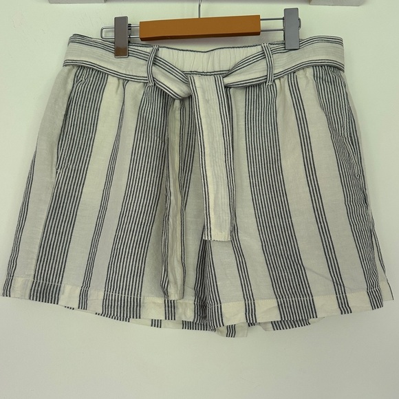 Eddie Bauer | Blue & White Striped Linen Blend Shorts with Belt - Picture 1 of 10